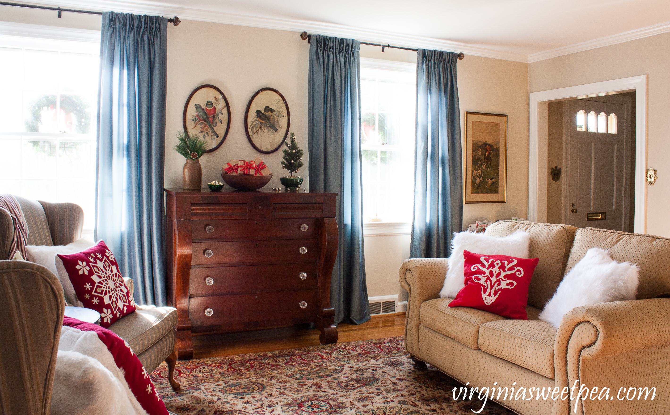 Christmas Tour of a home decorated for Christmas in a traditional southern style. #christmas #christmasdecor #christmasdecorations #vintagechristmas