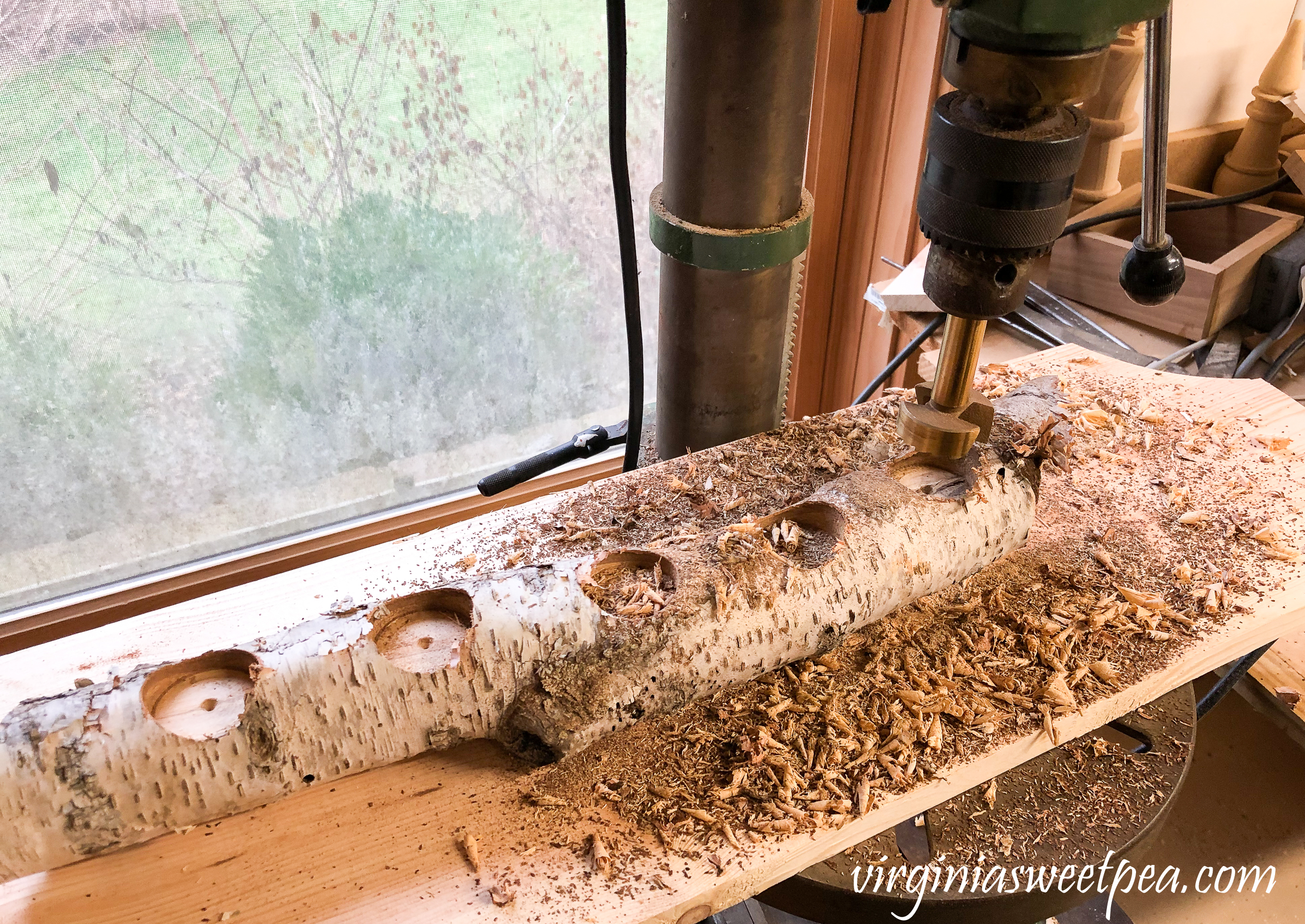 How to Make a DIY Yule Log - This tutorial teaches you how to make a yule log for your home. #diy #yulelog #diyyulelog