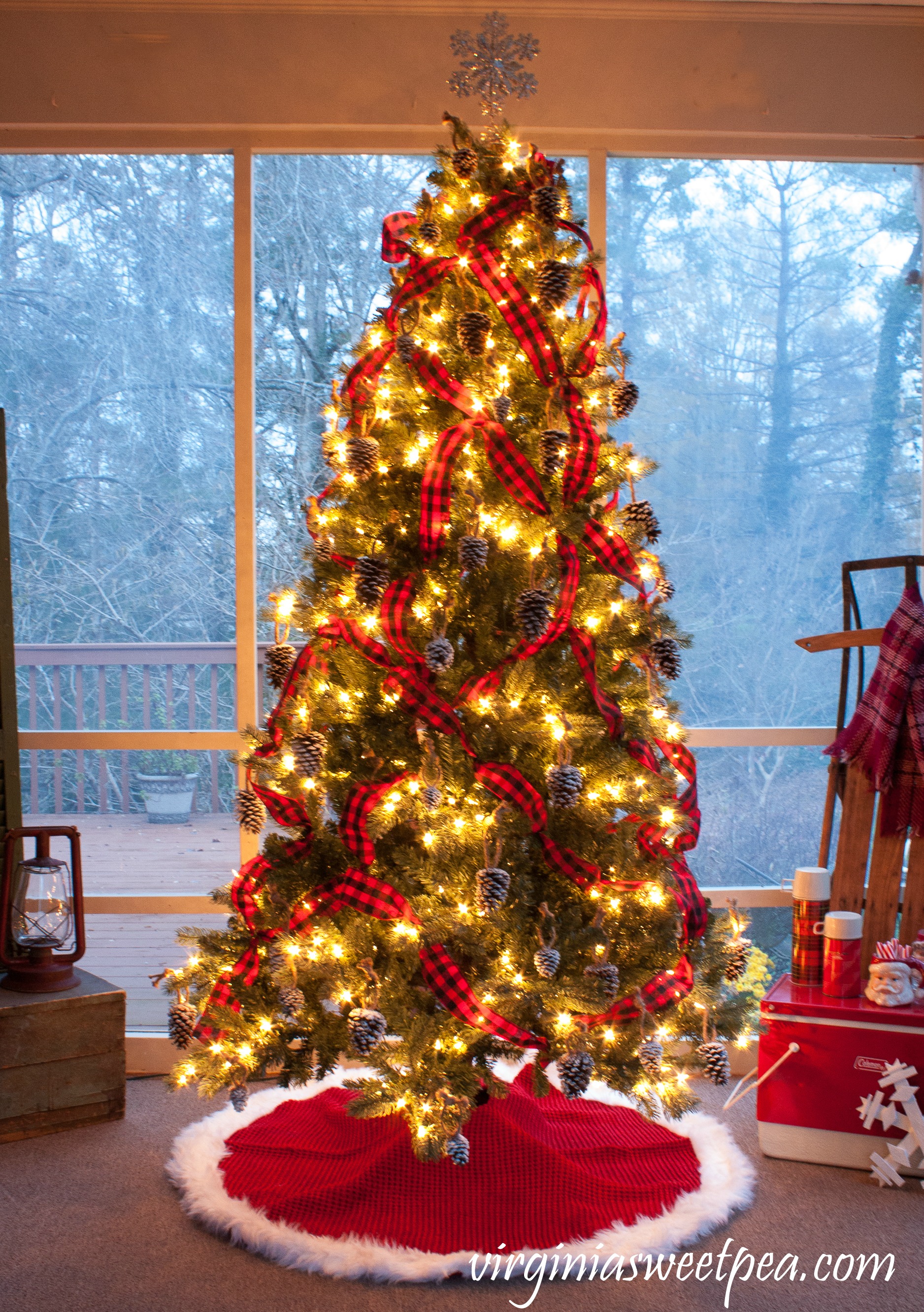 Rustic Woodland Christmas Tree at Night #christmas #christmastree #christmasporch