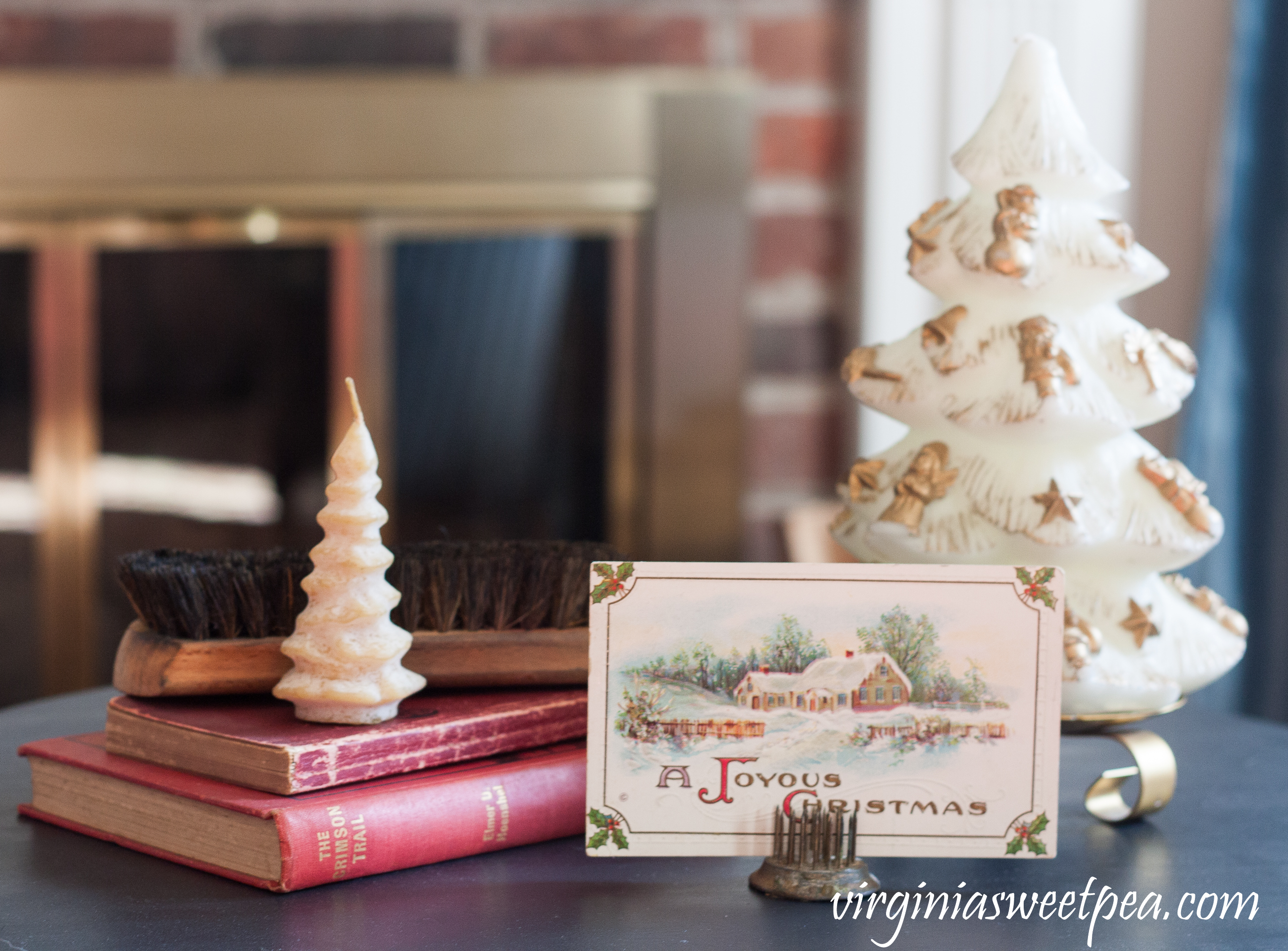 Vintage Christmas Vignette from a home that decorates for the season using mostly vintage and antiques. #christmas #christmasdecor #vintagechristmas