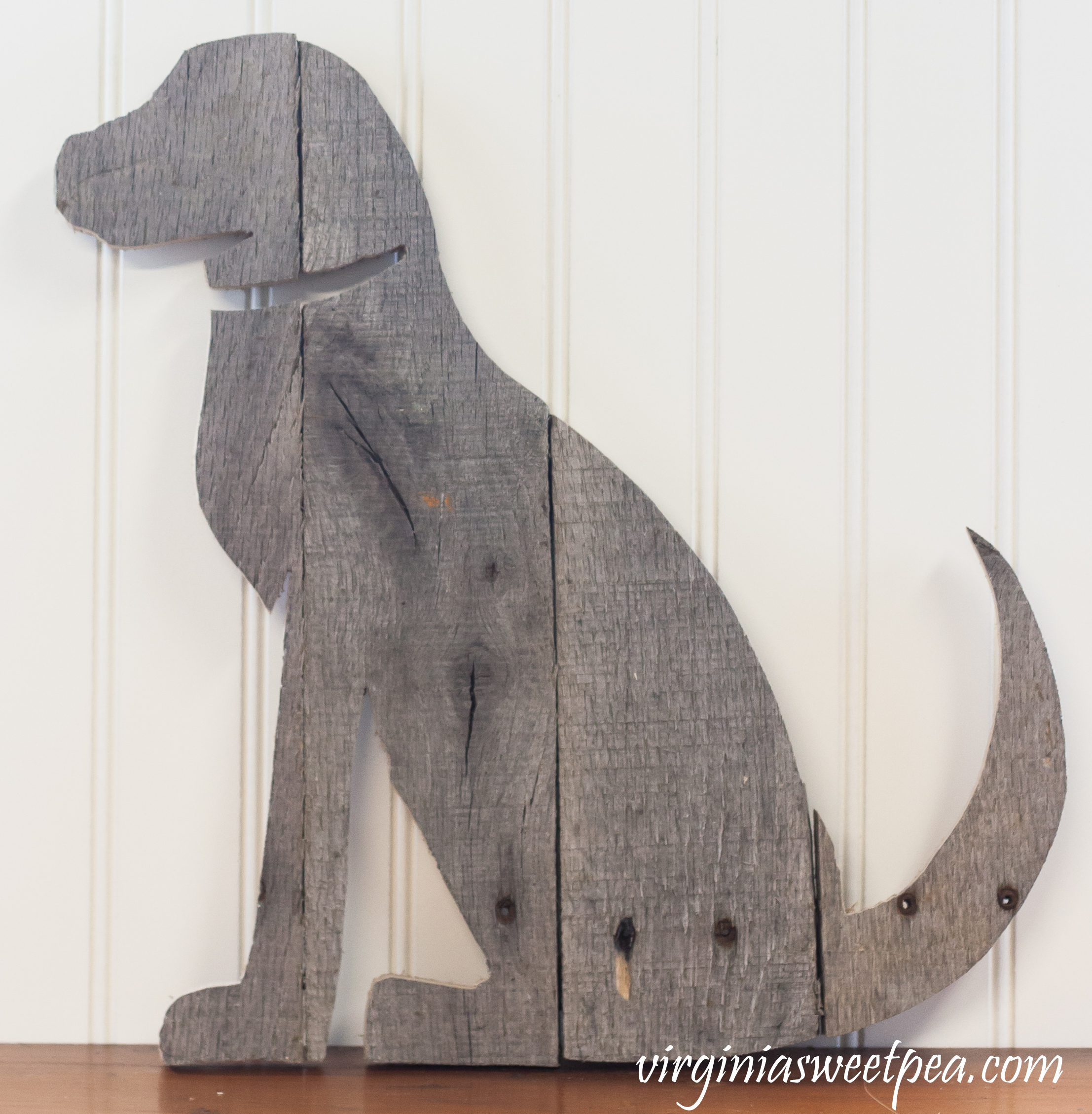 Make a dog using pallet wood. 