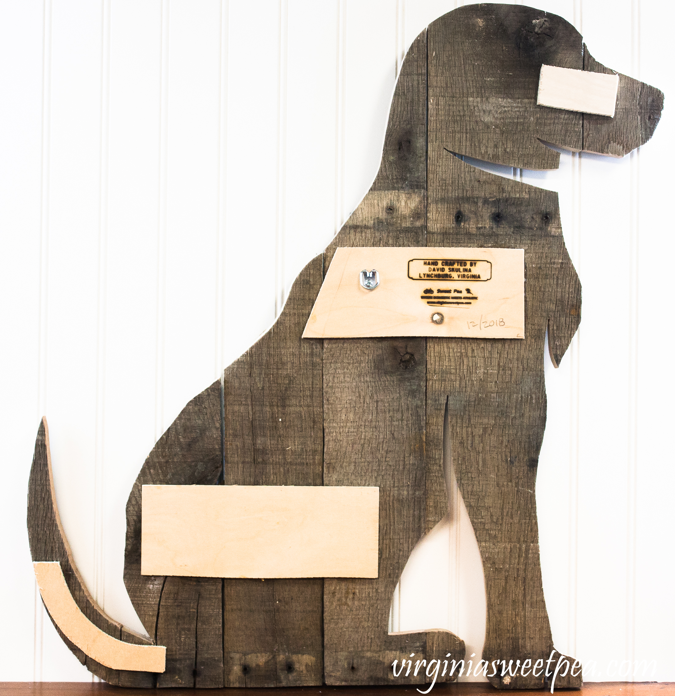 Make a dog using pallet wood.