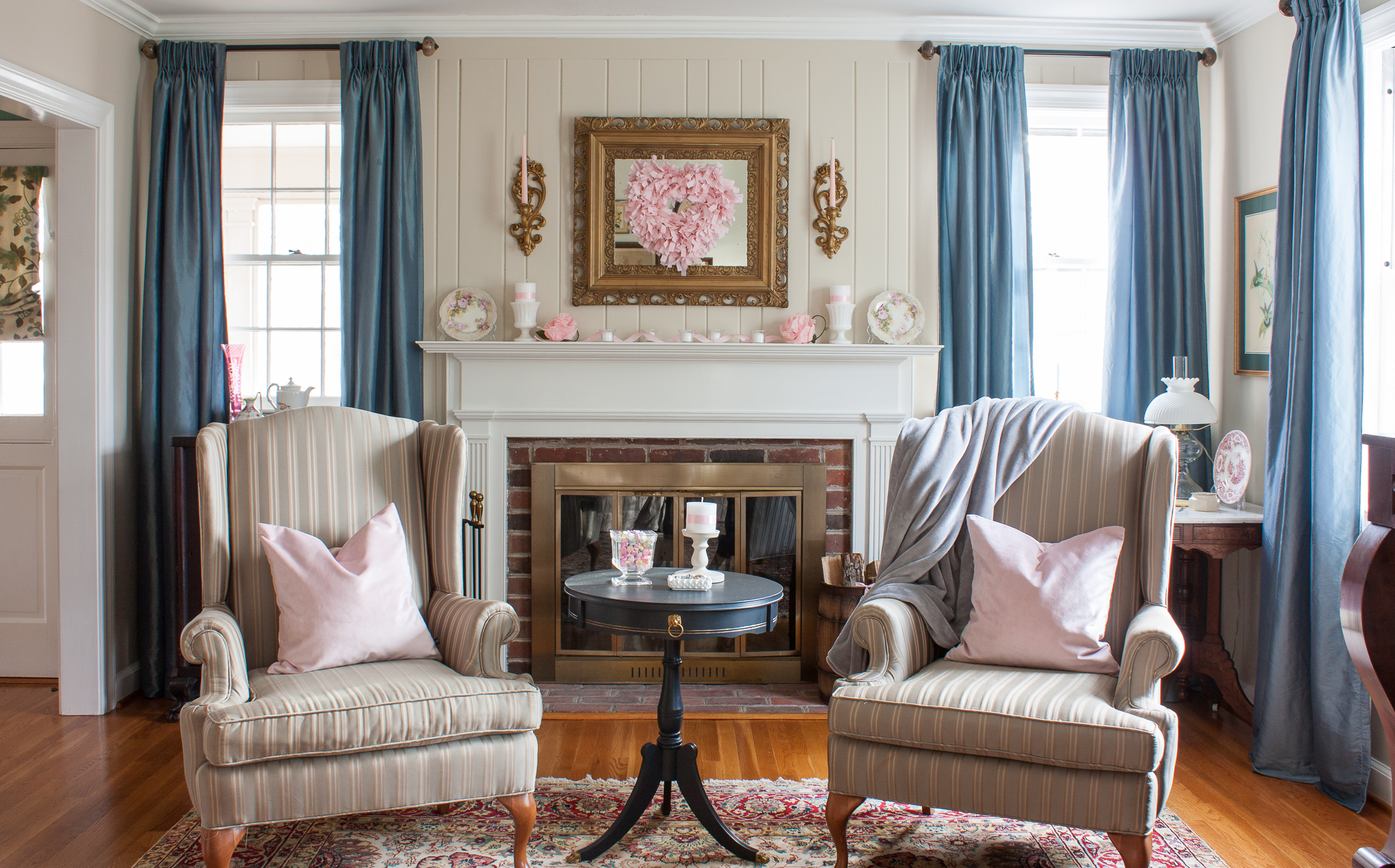 Romantic Valentine's Day Mantel and Living Room Decor - Get ideas for decorating for Valentine's Day using vintage from 20 bloggers. #valentinesday #valentinesdaydecor #romanticdecor #vintage #vintagedecor