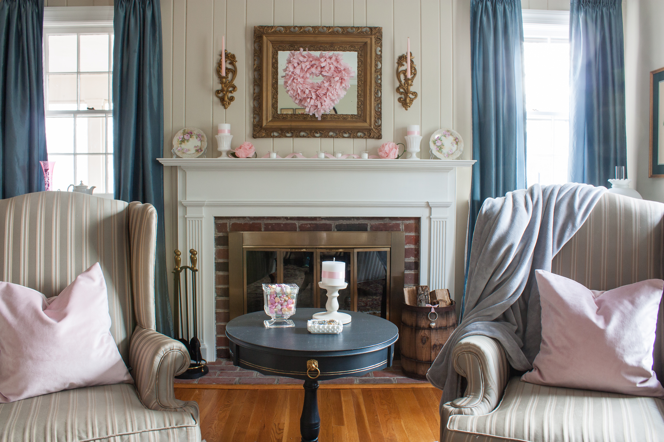 Romantic Valentine's Day Mantel and Living Room Decor - Get ideas for decorating for Valentine's Day using vintage from 20 bloggers. #valentinesday #valentinesdaydecor #romanticdecor #vintage #vintagedecor