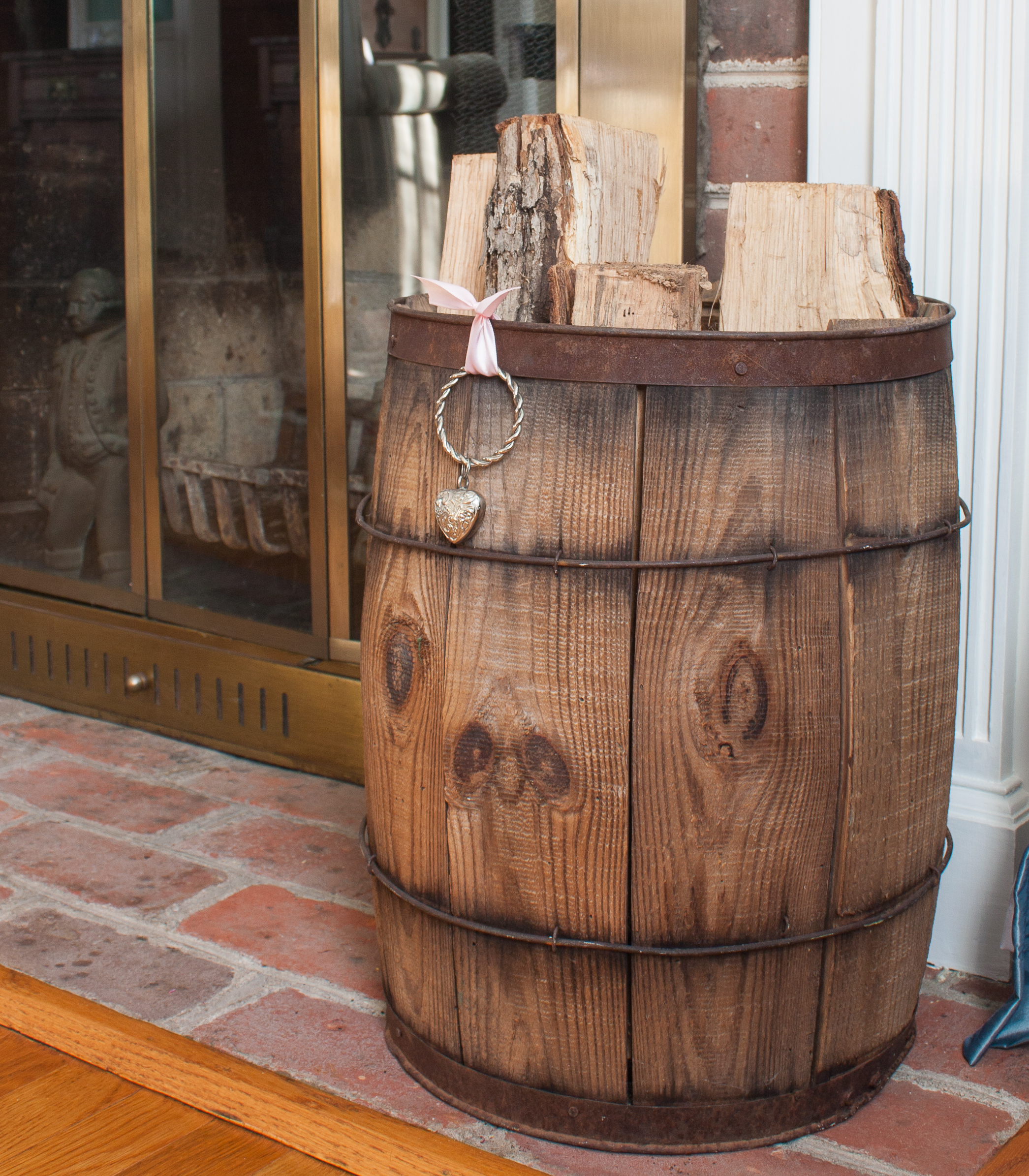 Antique Wooden Barrel Decorated for Valentine's Day with the addition of a Heart Napkin Ring #vintagedecor #vintage #woodenbarrel #valentinesdaydecor