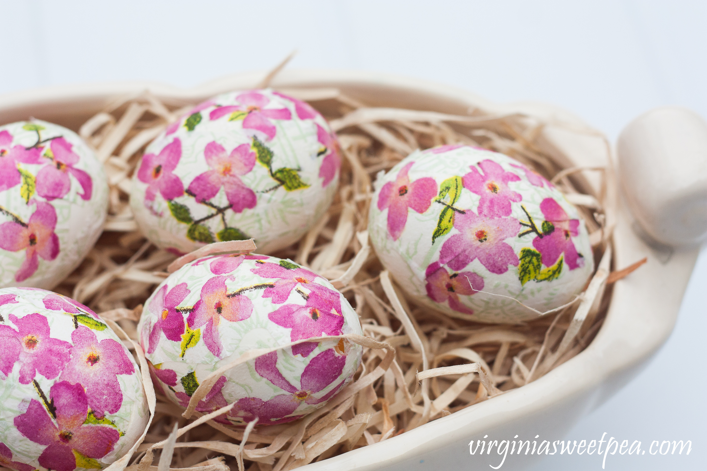 DIY Decoupaged Floral Easter Eggs - #easter #eastercraft #eastereggs #easterdecor #decoupage #decoupagedeggs