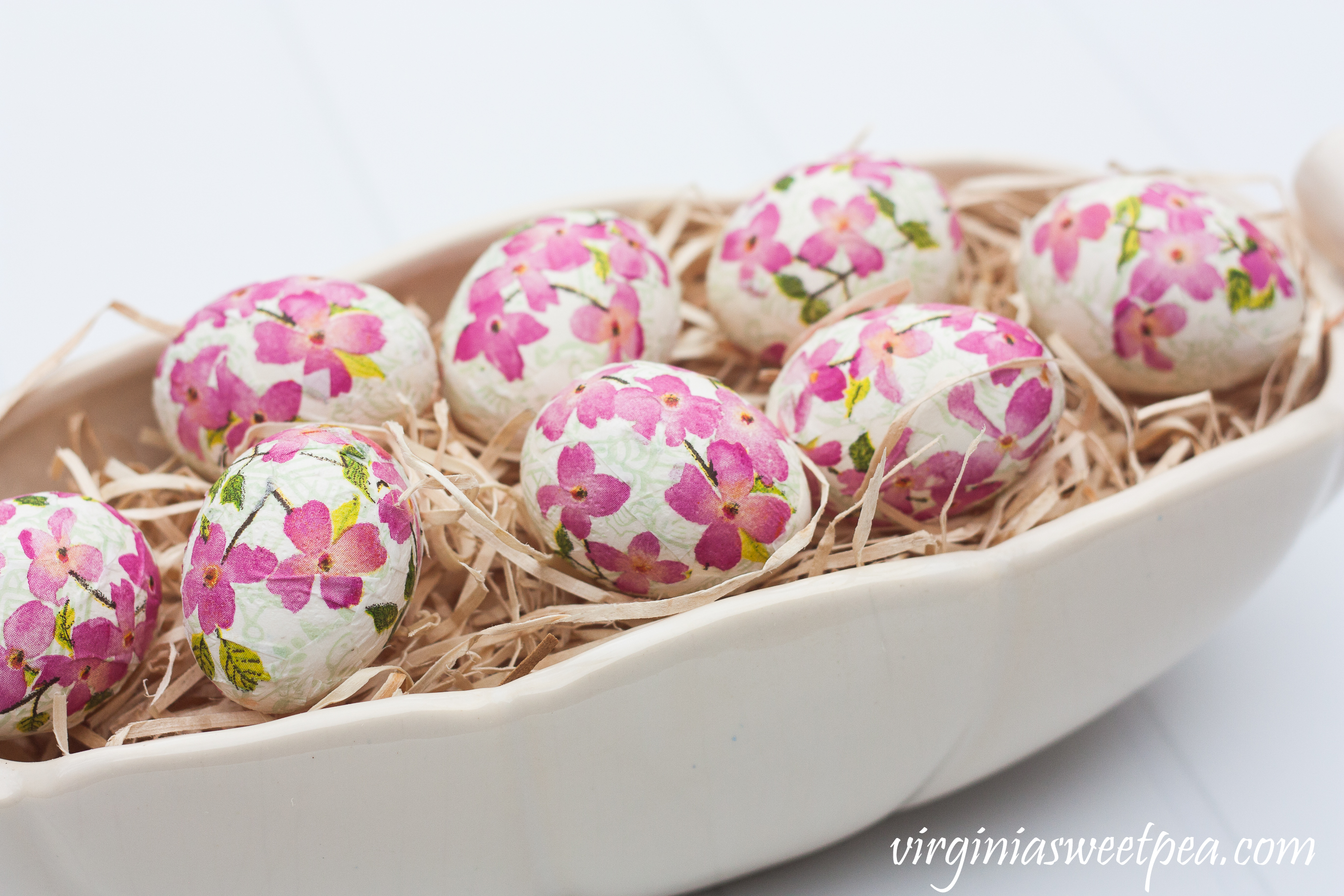 DIY Decoupaged Floral Easter Eggs - #easter #eastercraft #eastereggs #easterdecor #decoupage #decoupagedeggs