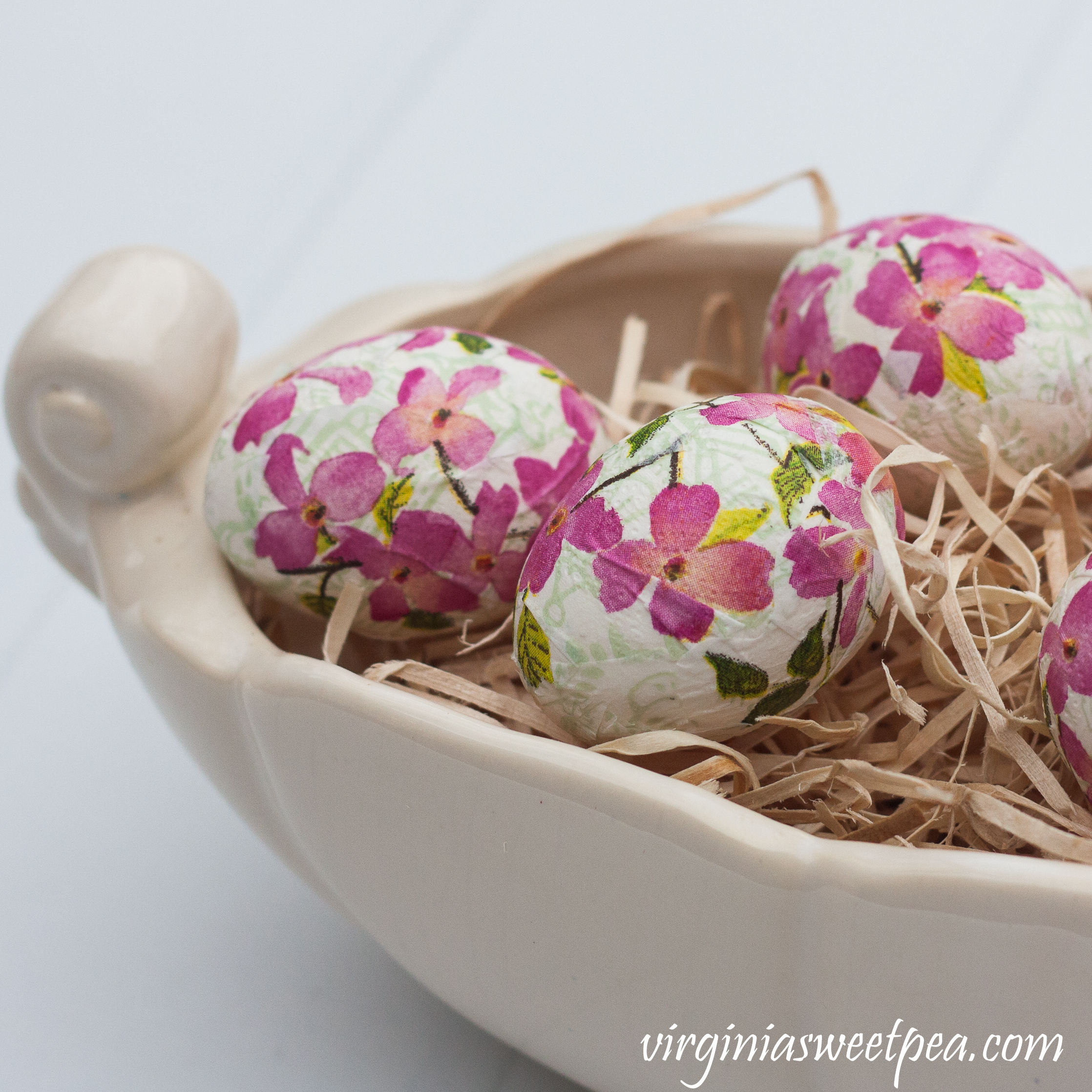 DIY Decoupaged Floral Easter Eggs - #easter #eastercraft #eastereggs #easterdecor #decoupage #decoupagedeggs