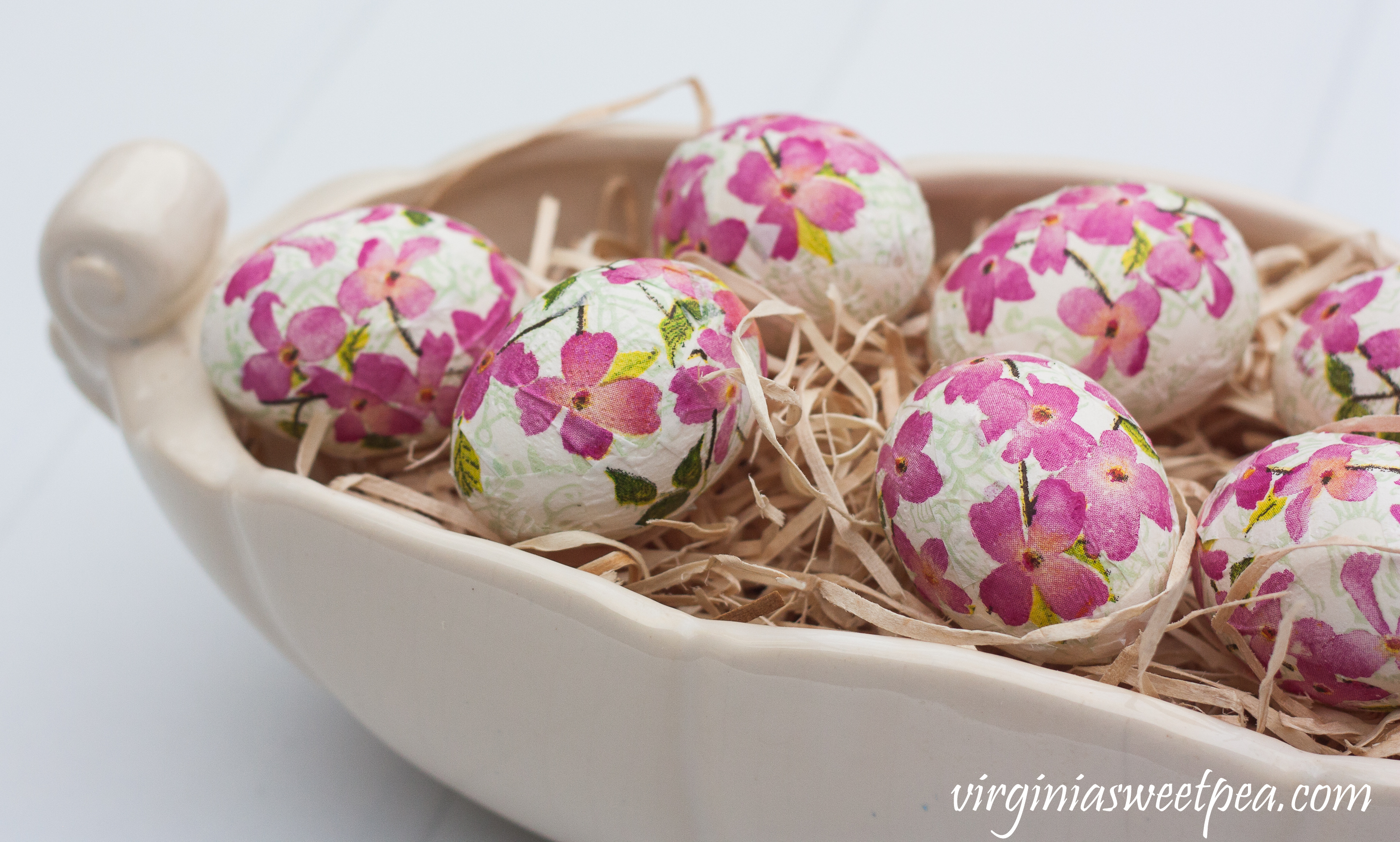 DIY Decoupaged Floral Easter Eggs - #easter #eastercraft #eastereggs #easterdecor #decoupage #decoupagedeggs