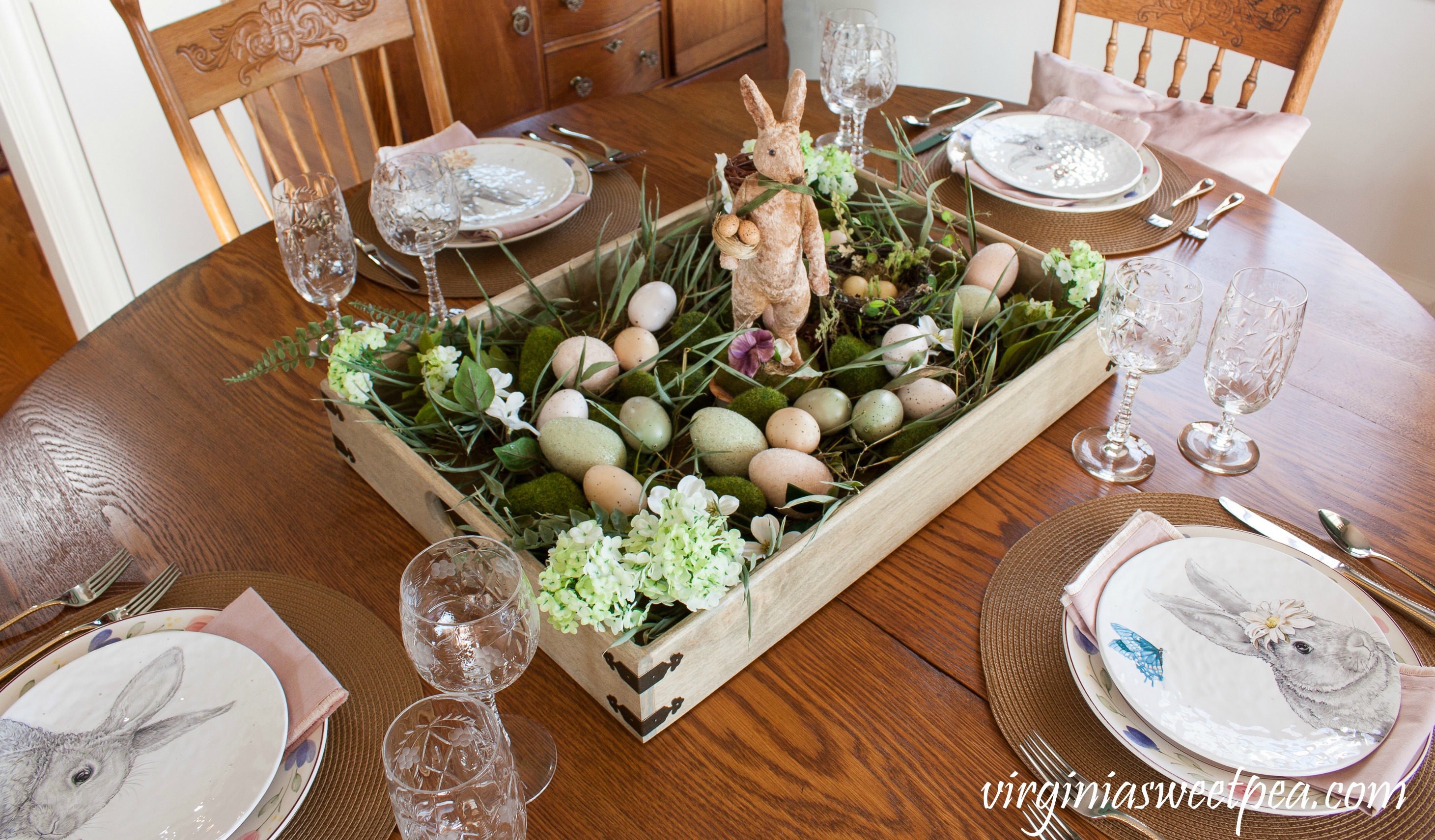 Farmhouse Style Easter Centerpiece and Table - Learn how to get this look for your Easter table. #easter #eastercenterpiece #eastertablescape #farmhouse #farmhousecenterpiece #farmhousetable #eastertable
