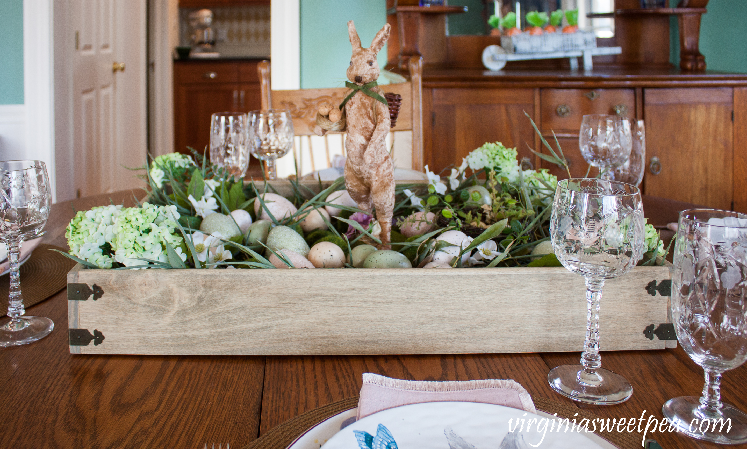 How to for making a farmhouse style Easter centerpiece #easter #eastercenterpiece #eastertablescape #farmhouse #farmhousecenterpiece #farmhousetable #eastertable