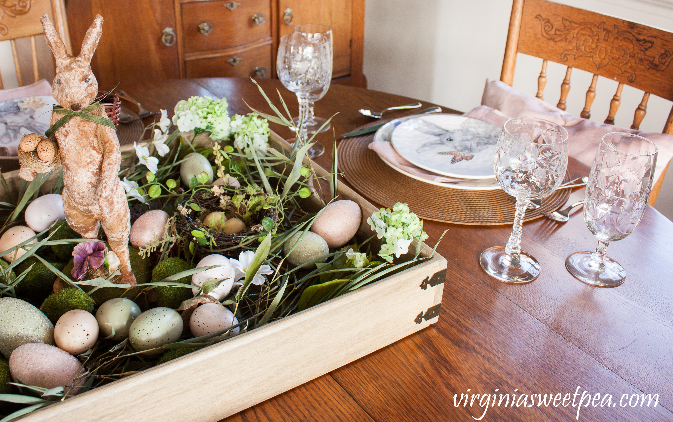 Easter Tablescape with a Farmhouse Style Centerpiece #easter #eastercenterpiece #eastertablescape #farmhouse #farmhousecenterpiece #farmhousetable #eastertable