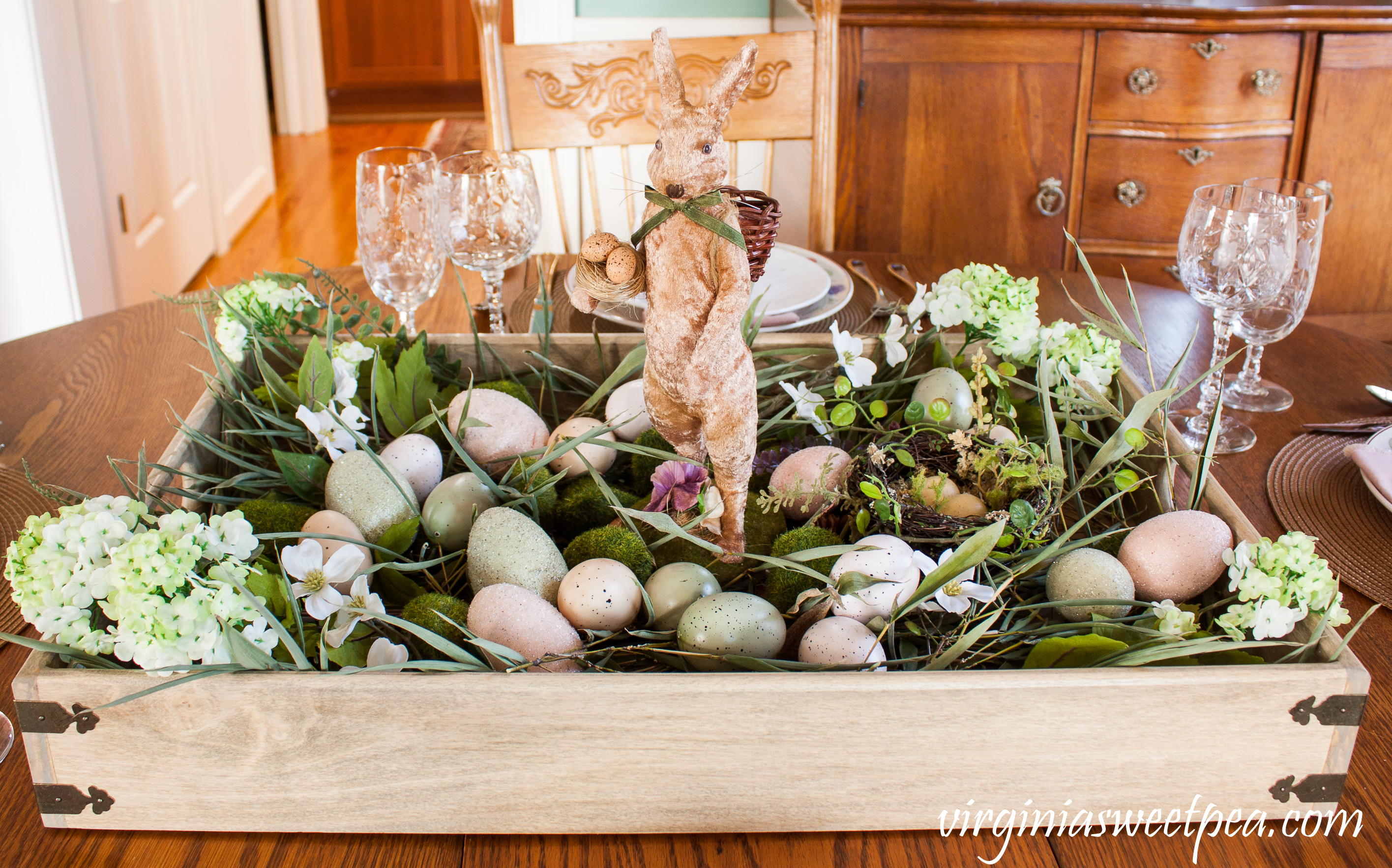 Farmhouse Style Easter Centerpiece - Learn how to make this for your home. #easter #eastercenterpiece #eastertablescape #farmhouse #farmhousecenterpiece #farmhousetable #eastertable