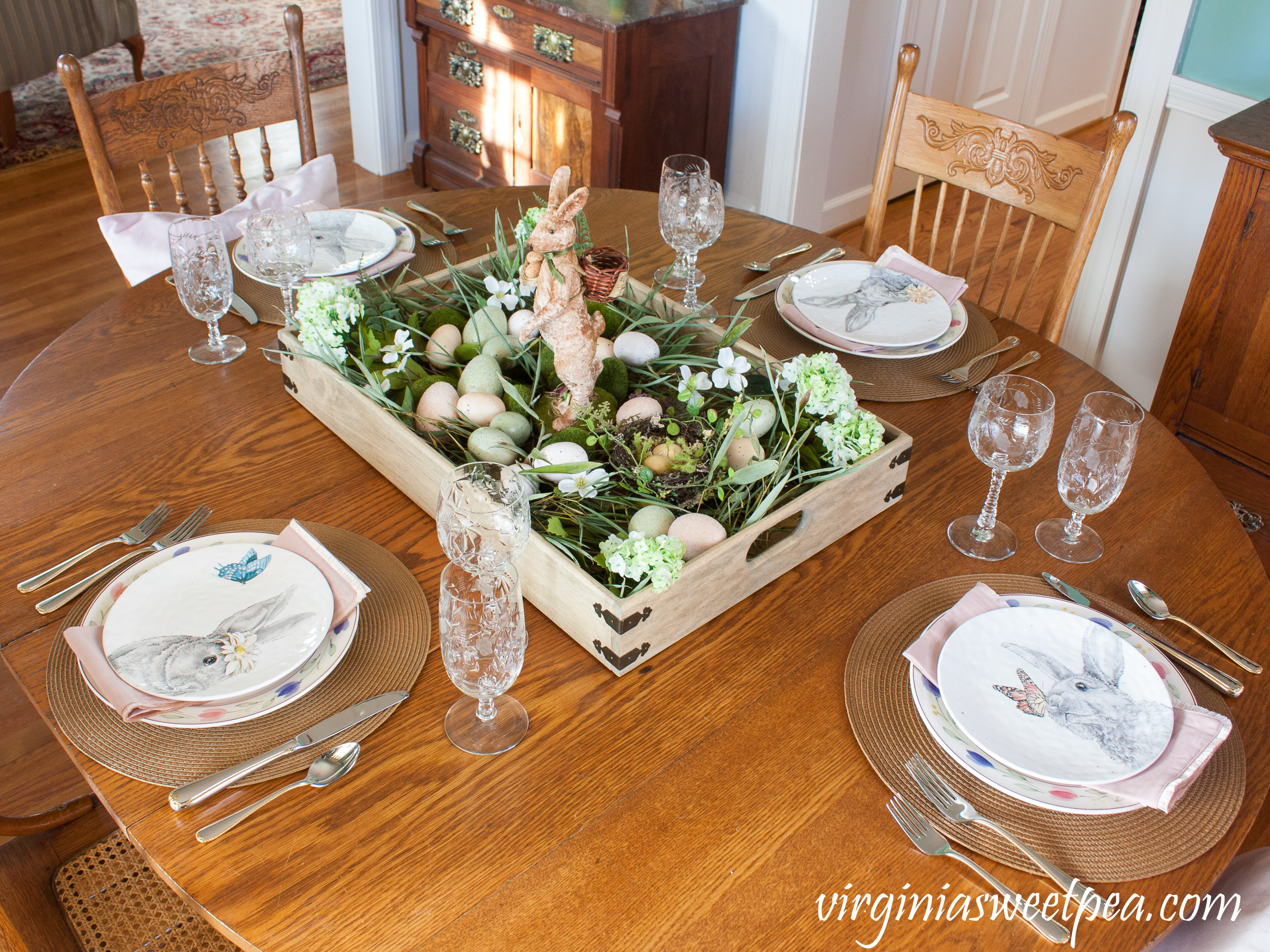 Easter Table with a Farmhouse Style Easter Centerpiece #easter #eastercenterpiece #eastertablescape #farmhouse #farmhousecenterpiece #farmhousetable #eastertable