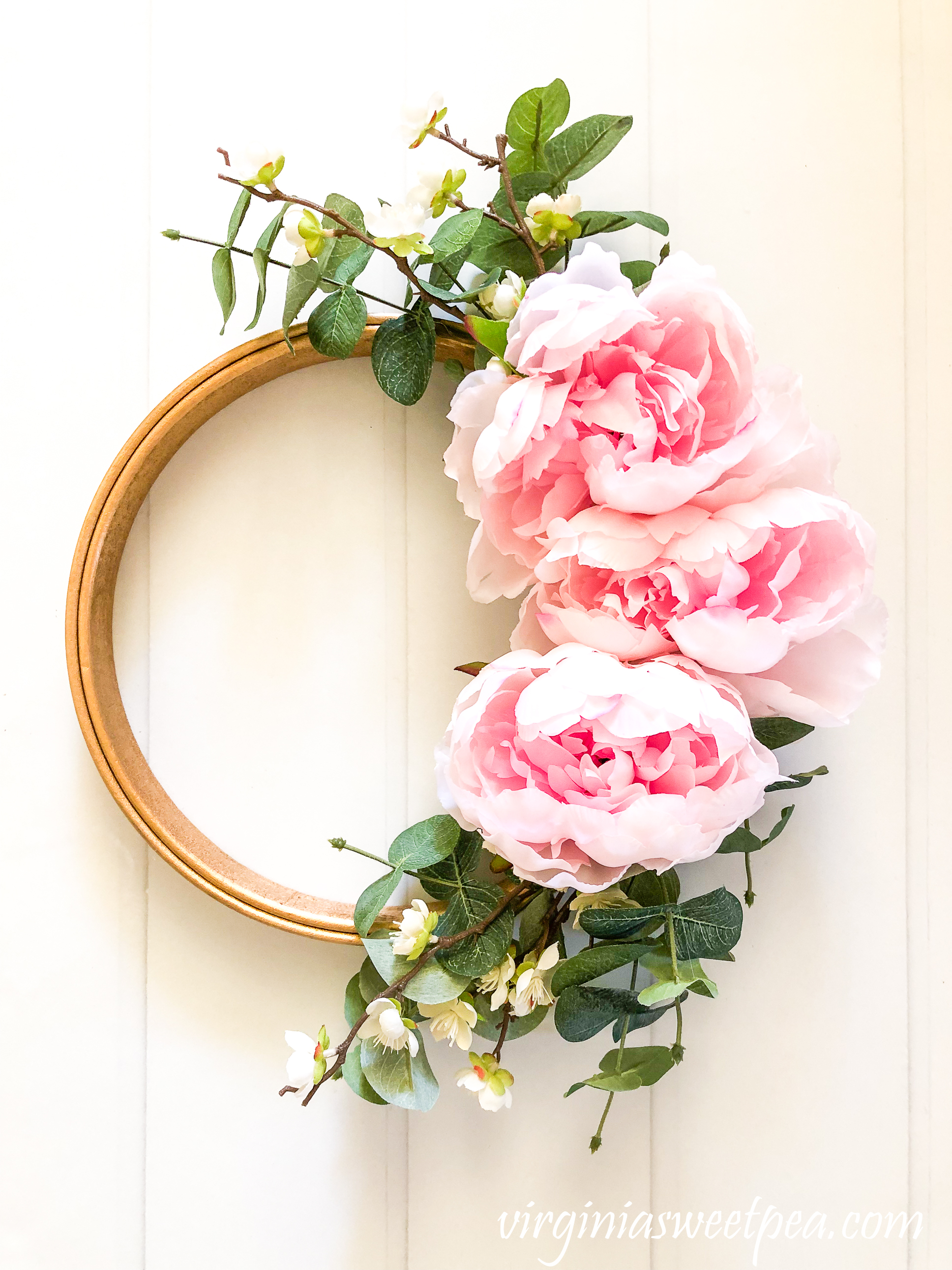 DIY Embroidery Hoop Wreath - Follow this step-by-step tutorial to learn to make this wreath for your home. #wreath #springwreath #wreathtutorial #springcraft #springmantel