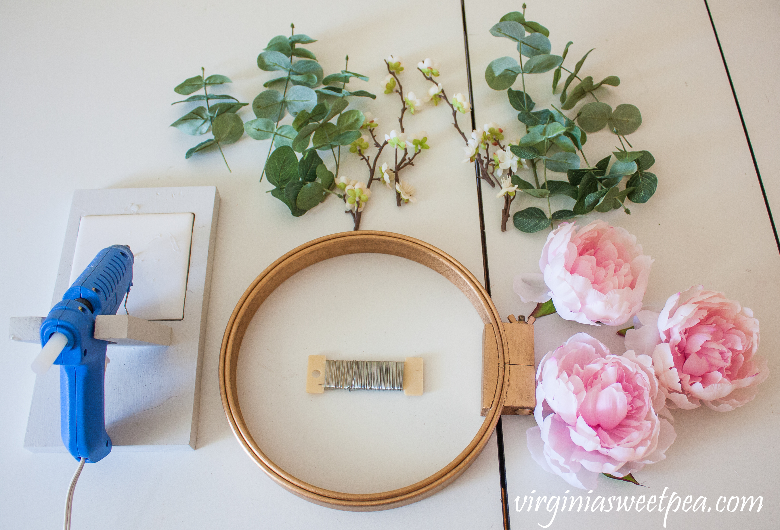 Tutorial to make a DIY spring floral embroidery hoop wreath