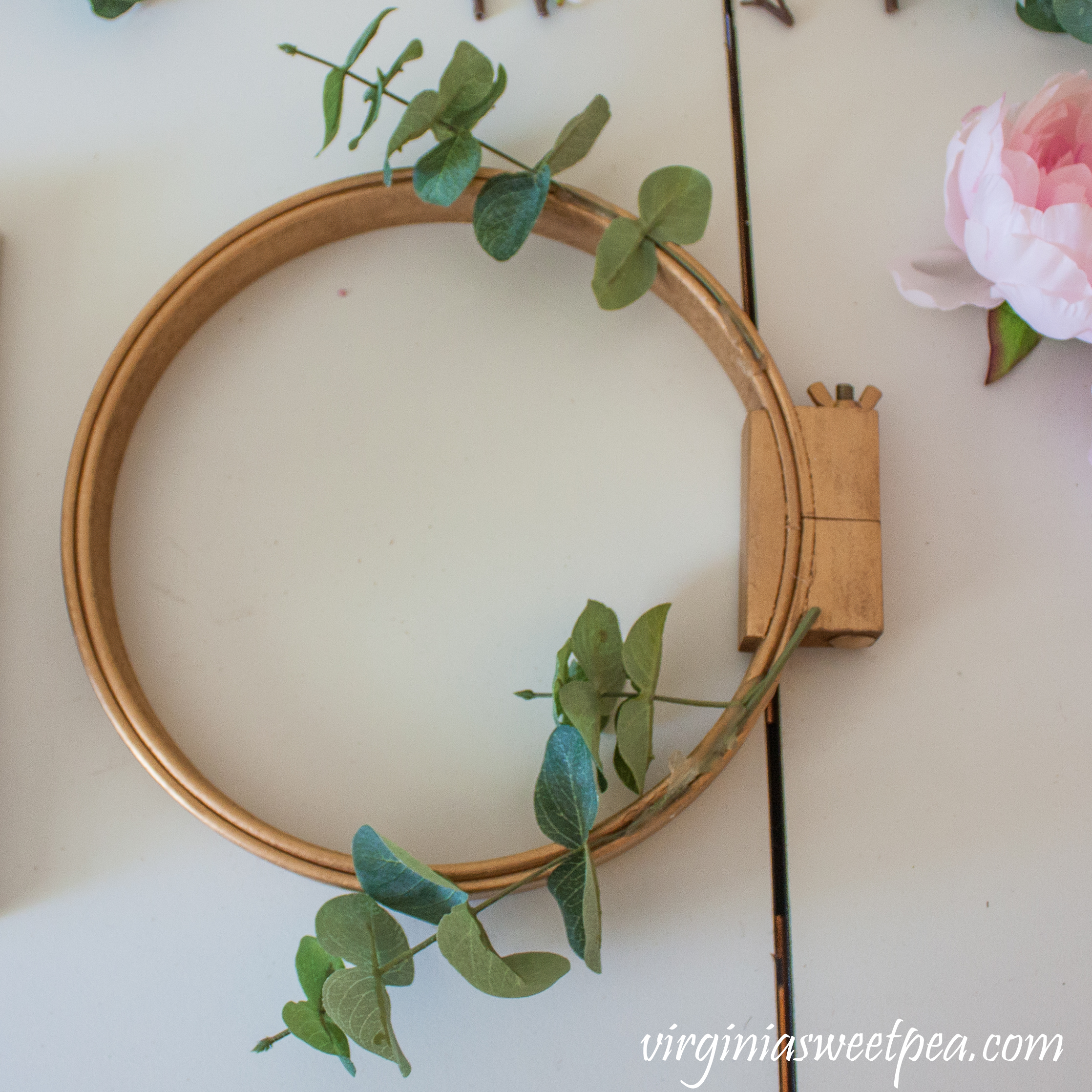 Tutorial to make a spring embroidery hoop wreath