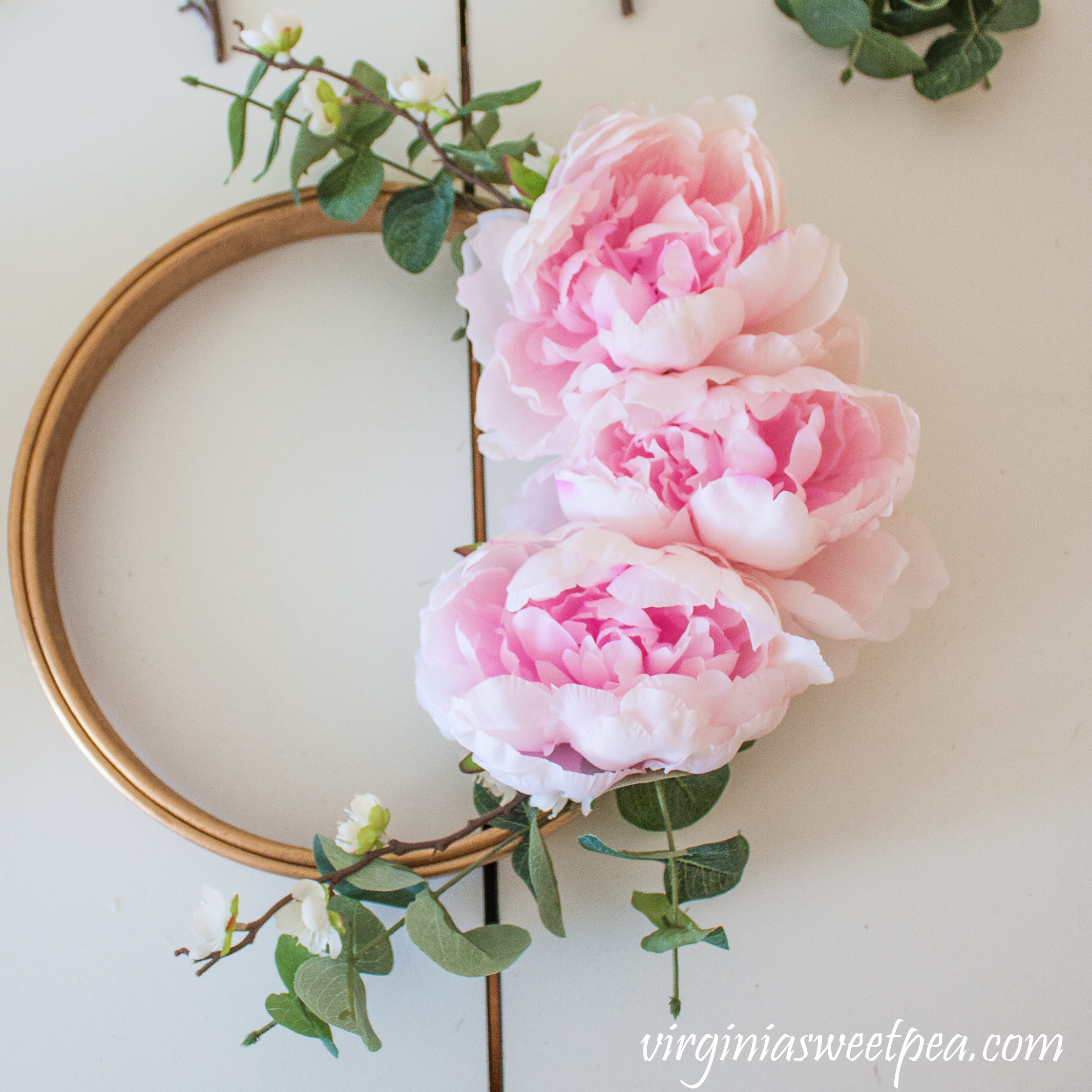 Step-by-step tutorial to make a spring embroidery hoop wreath