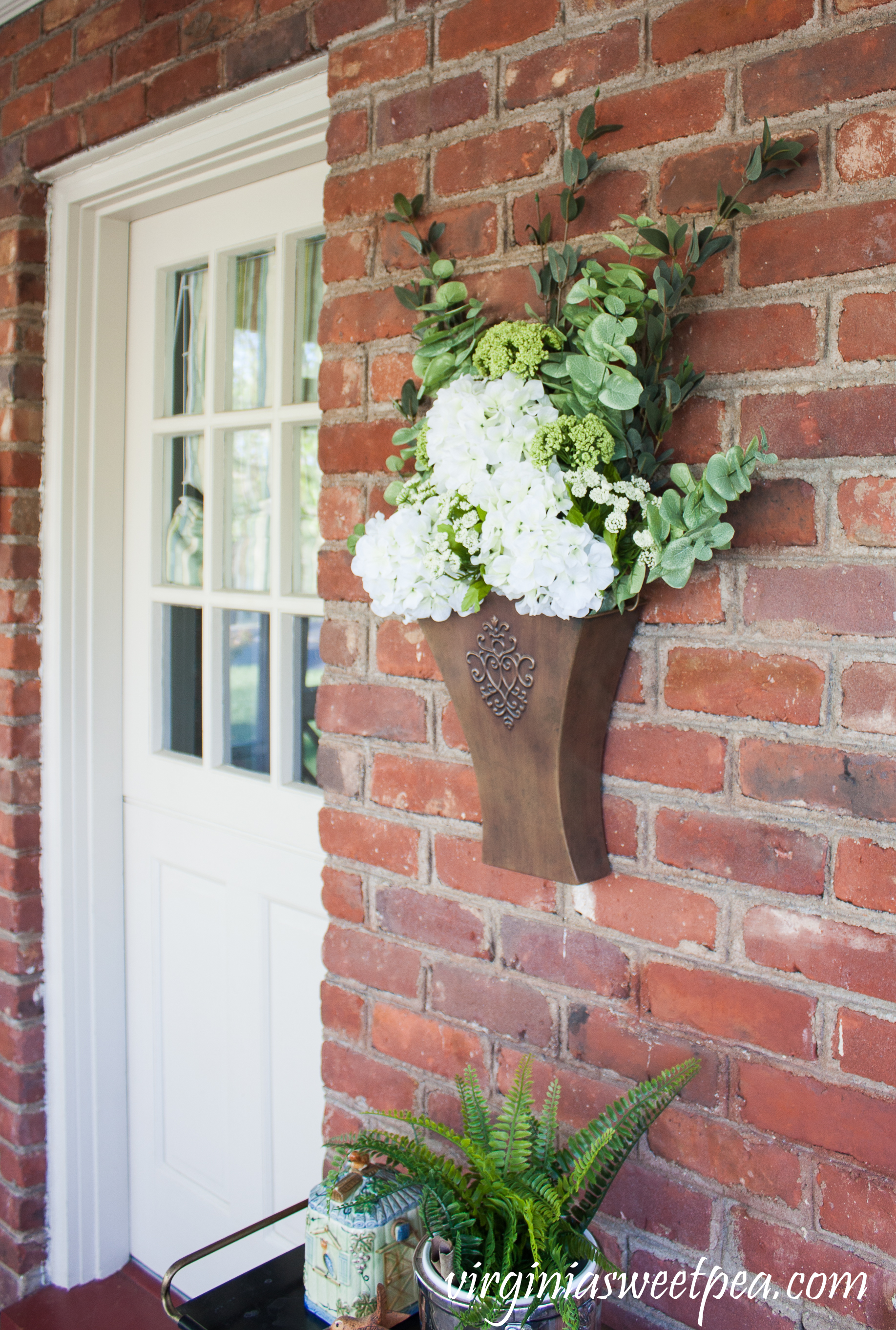 DIY Spring Floral Display - Learn how to make a floral display like this to display in your home. This would look great hanging on a door or on a porch wall. #springdecor #springfloralarrangement #springwreath #springdecorating