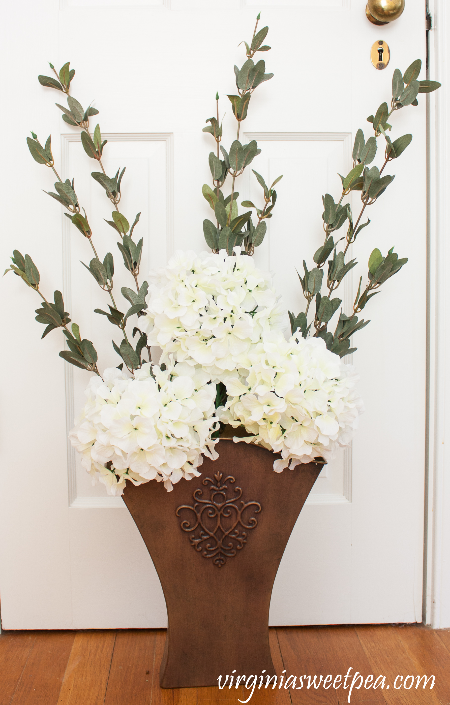 Step-by-Step tutorial to make a hanging spring floral arrangement.