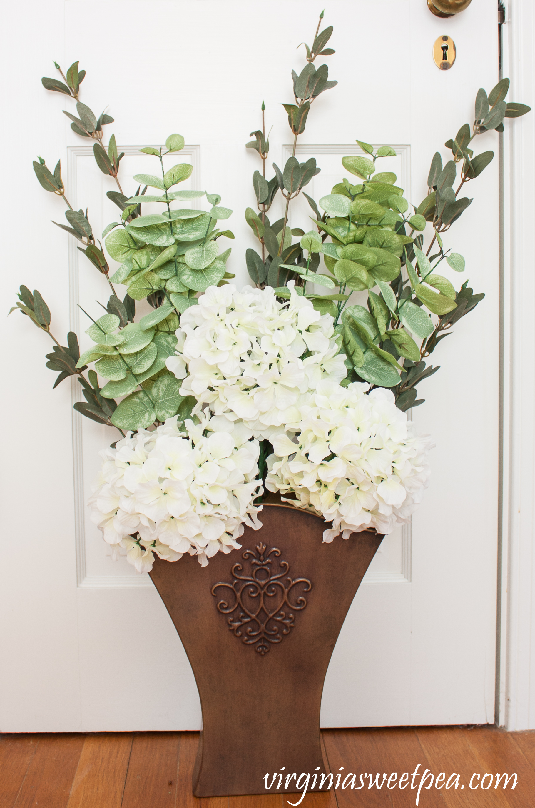 Step-by-Step tutorial to make a hanging spring floral arrangement.