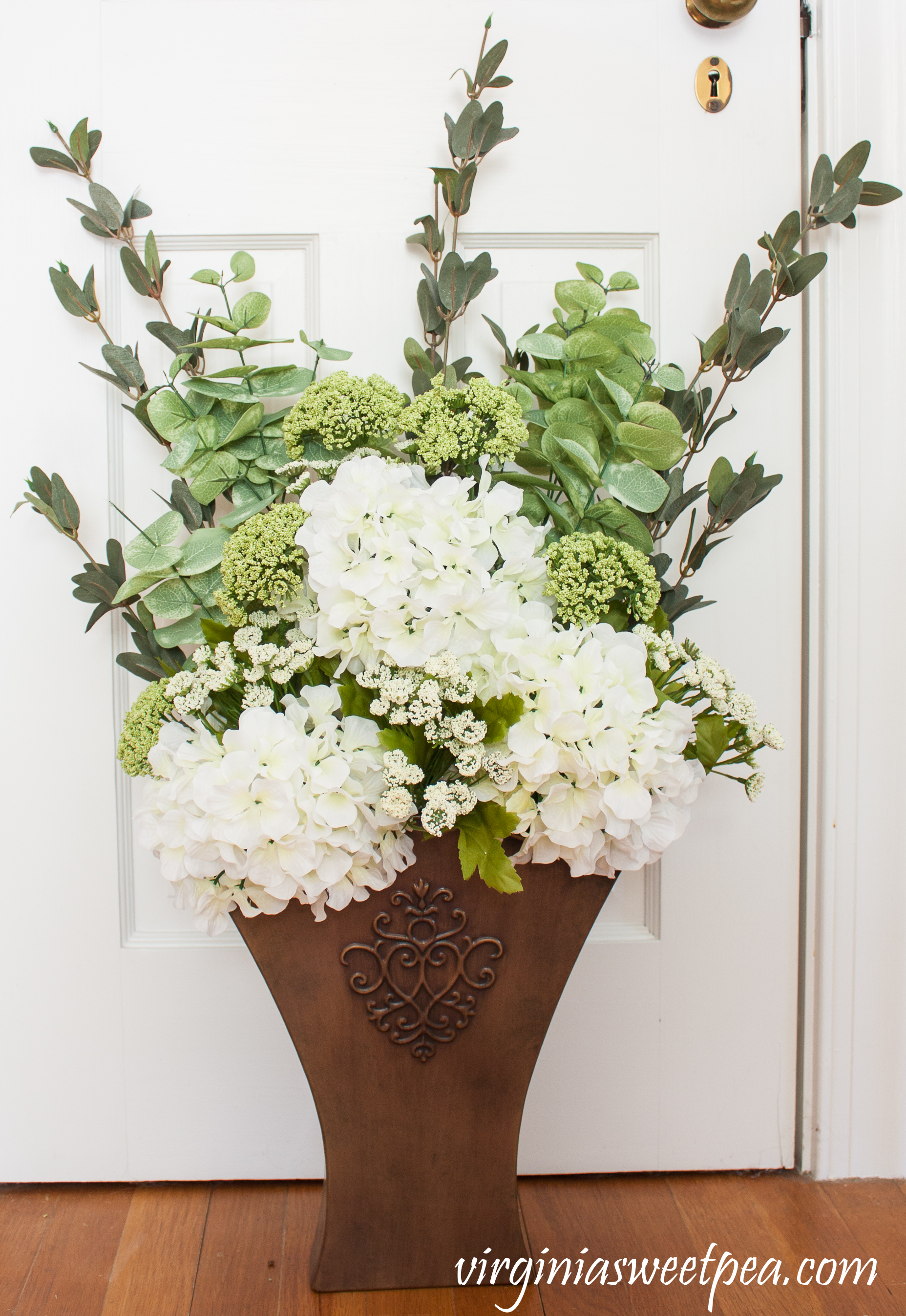 Step-by-Step tutorial to make a hanging spring floral arrangement.