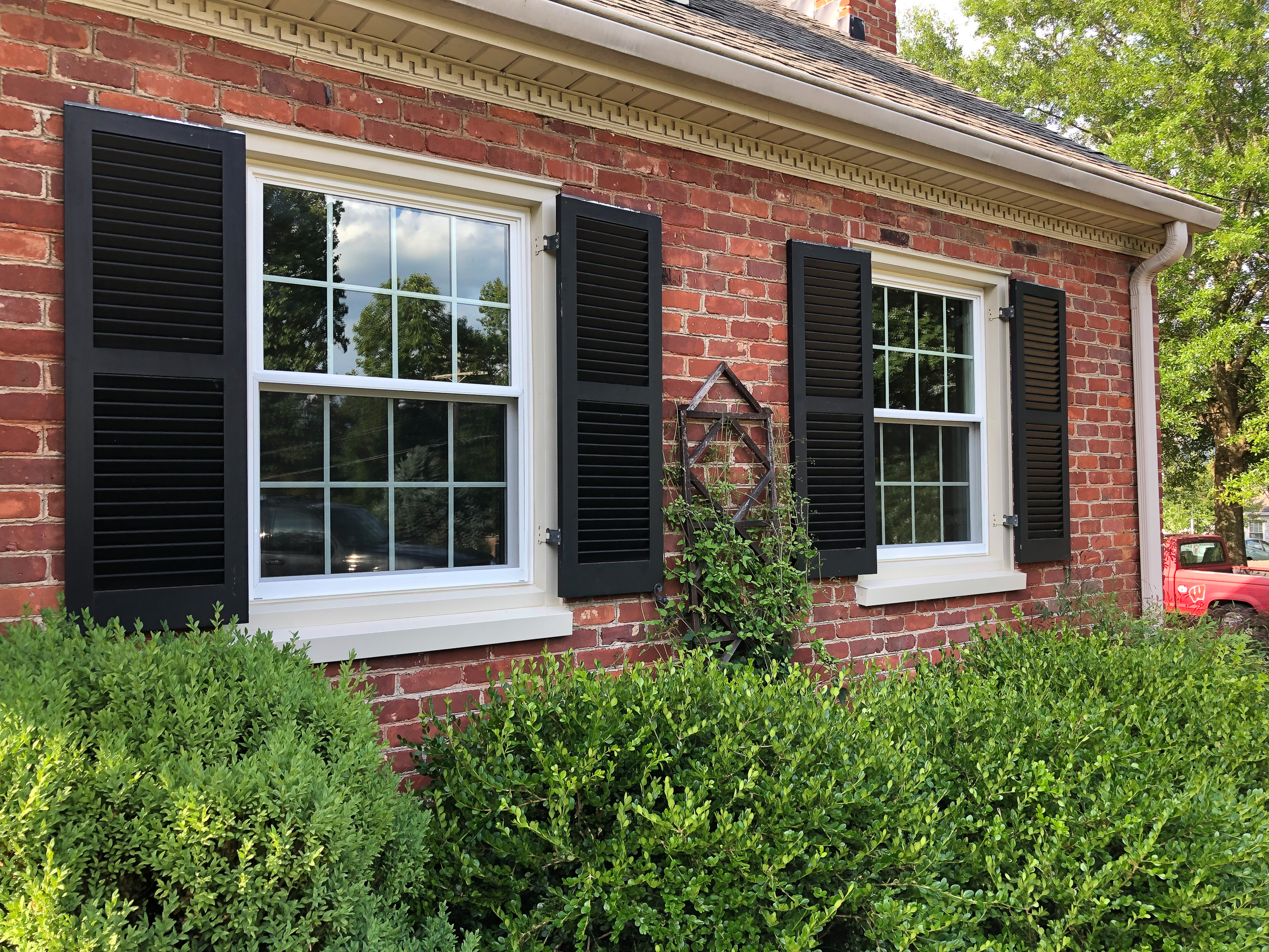 A home in Lynchburg, VA with replacement windows by Hometown Windows.