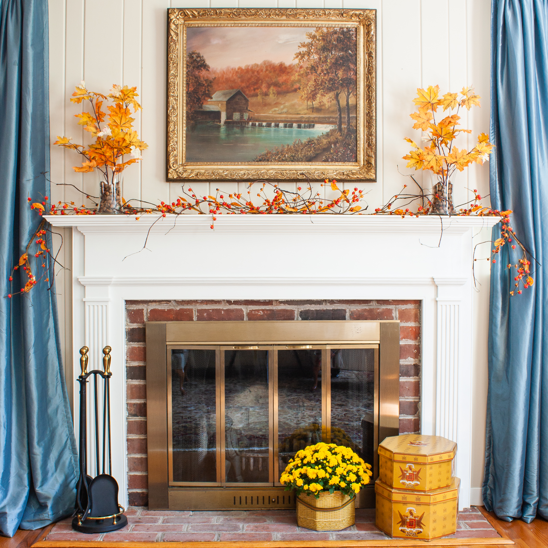 Traditional Fall mantel in a Southern home