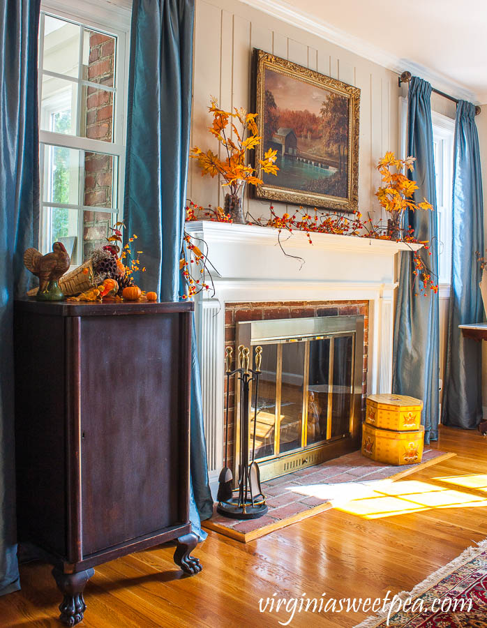 Decorating for Thanksgiving with Vintage - A living room is decorated for Thanksgiving with mostly vintage decor.