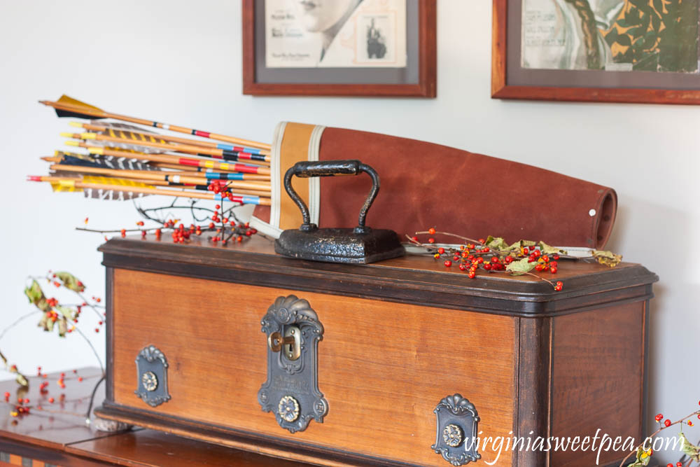 A 1960's stereo is decorated for Thanksgiving with a vintage quiver and arrows.