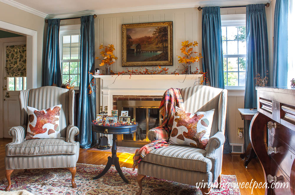 A living room is decorated for Thanksgiving with mostly vintage decor.