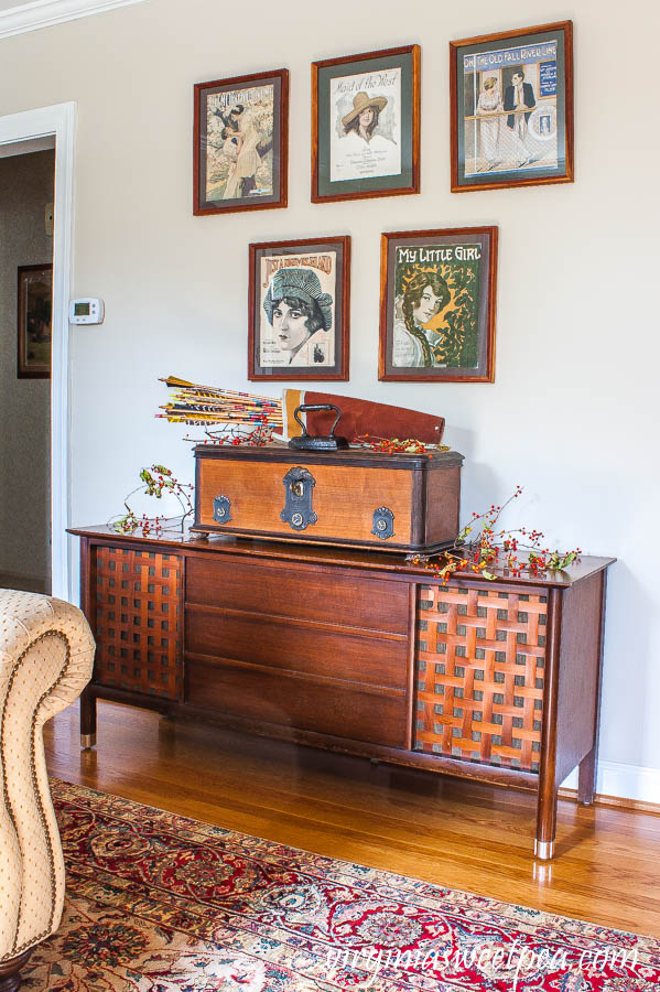 A 1960's stereo is decorated for Thanksgiving with a vintage quiver and arrows.