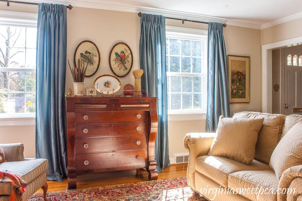 Thanksgiving Decor with Vintage - A living room is decorated for Thanksgiving with mostly vintage decor.