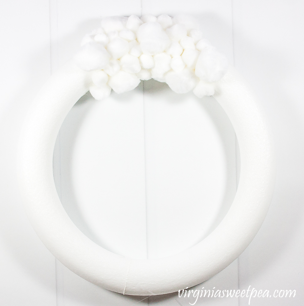 Tutorial to make an easy DIY pom pom wreath