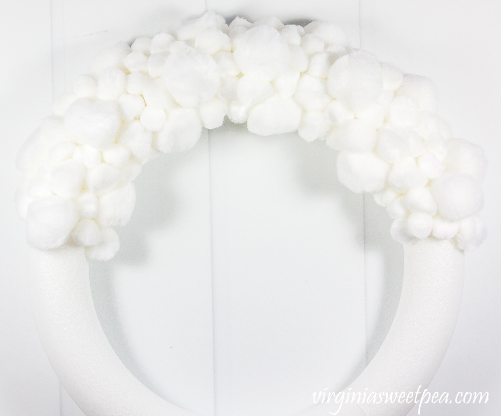 Tutorial to make an easy DIY pom pom wreath