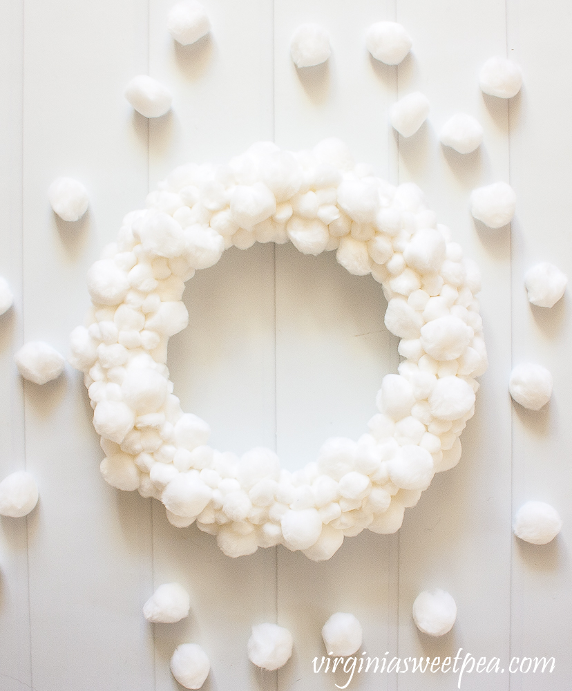 Tutorial to make an easy DIY pom pom wreath