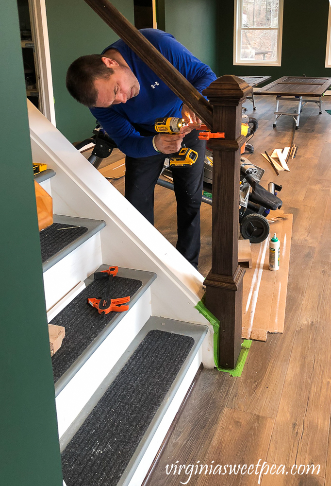 Attaching a banister to a newel post