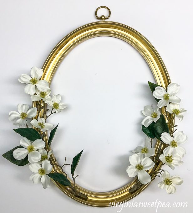 Making a wreath with an oval picture frame