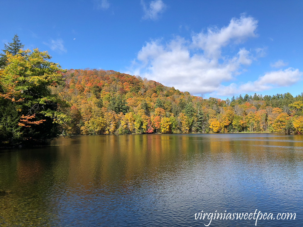 Hiking at The Pogue on Mt. Tom in Woodstock,VT