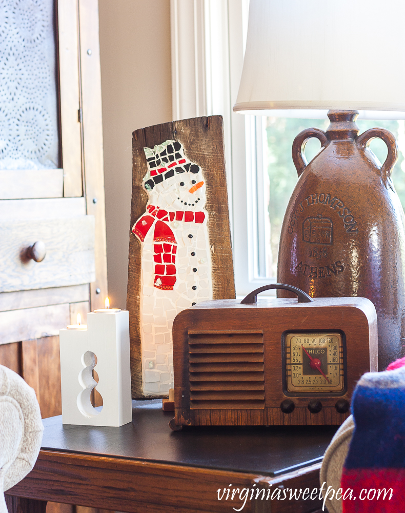 Vintage Philco radio with two snowmen