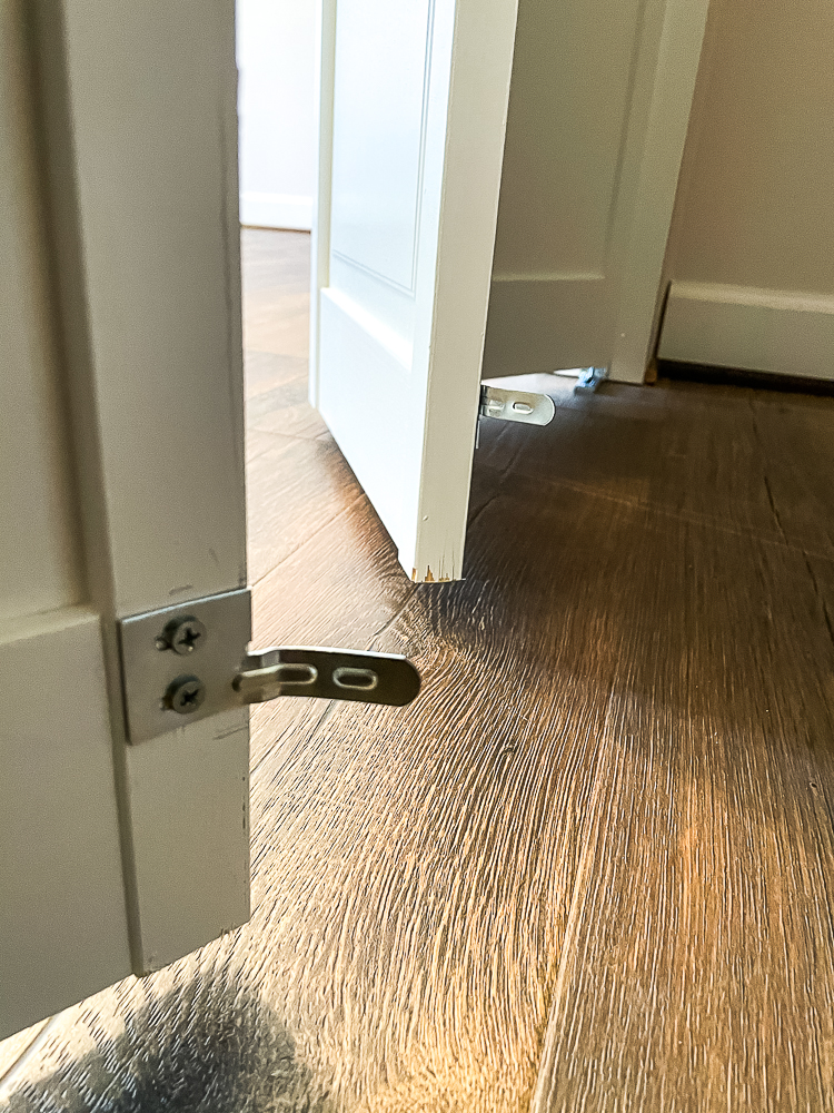 Aligners on the back of bifold closet doors