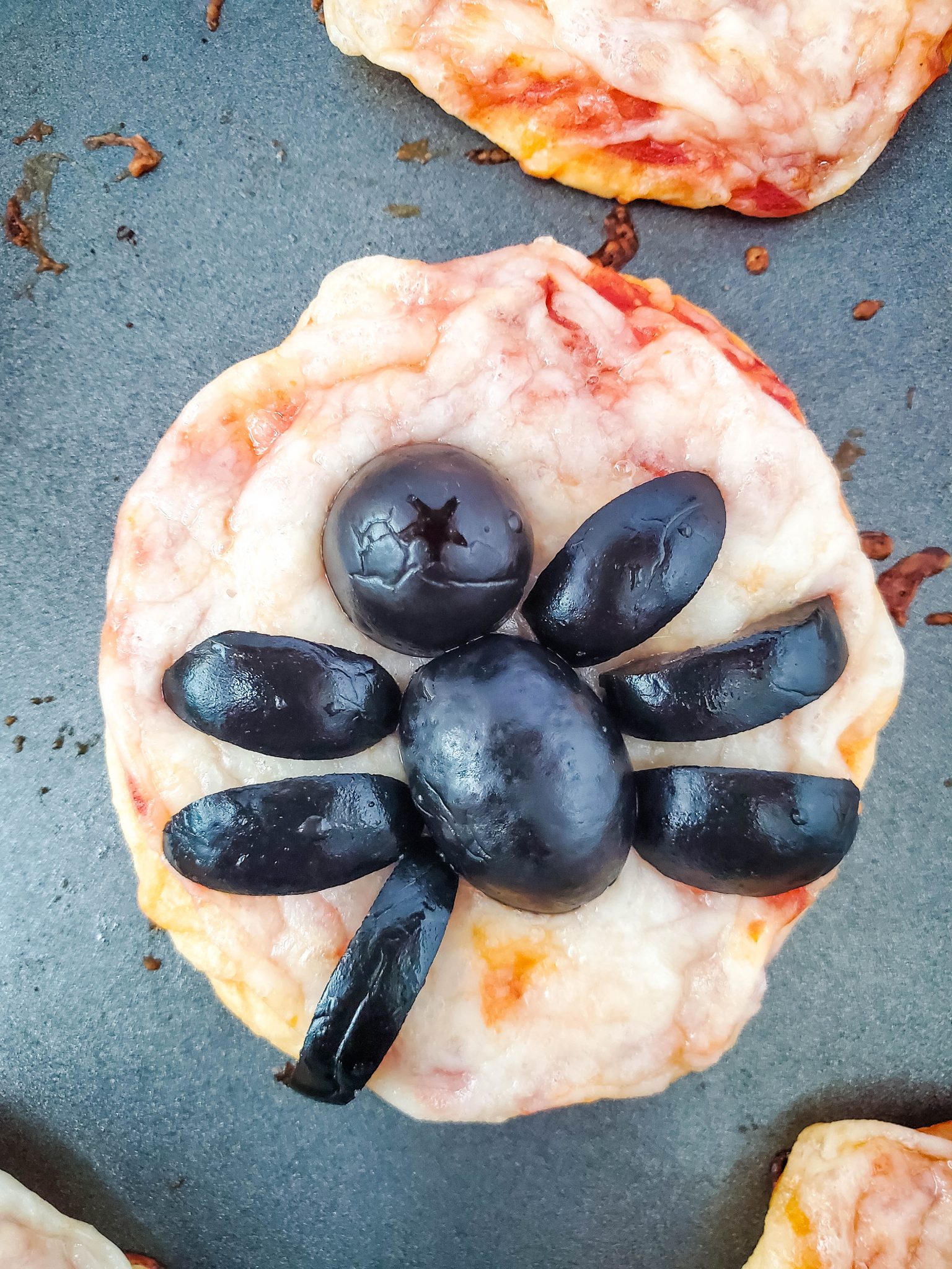Easy Halloween Spider Mini Pizza Bites