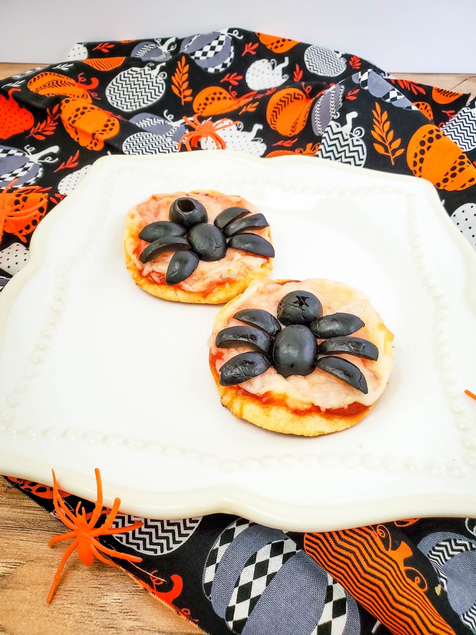 Easy Halloween Spider Mini Pizza Bites