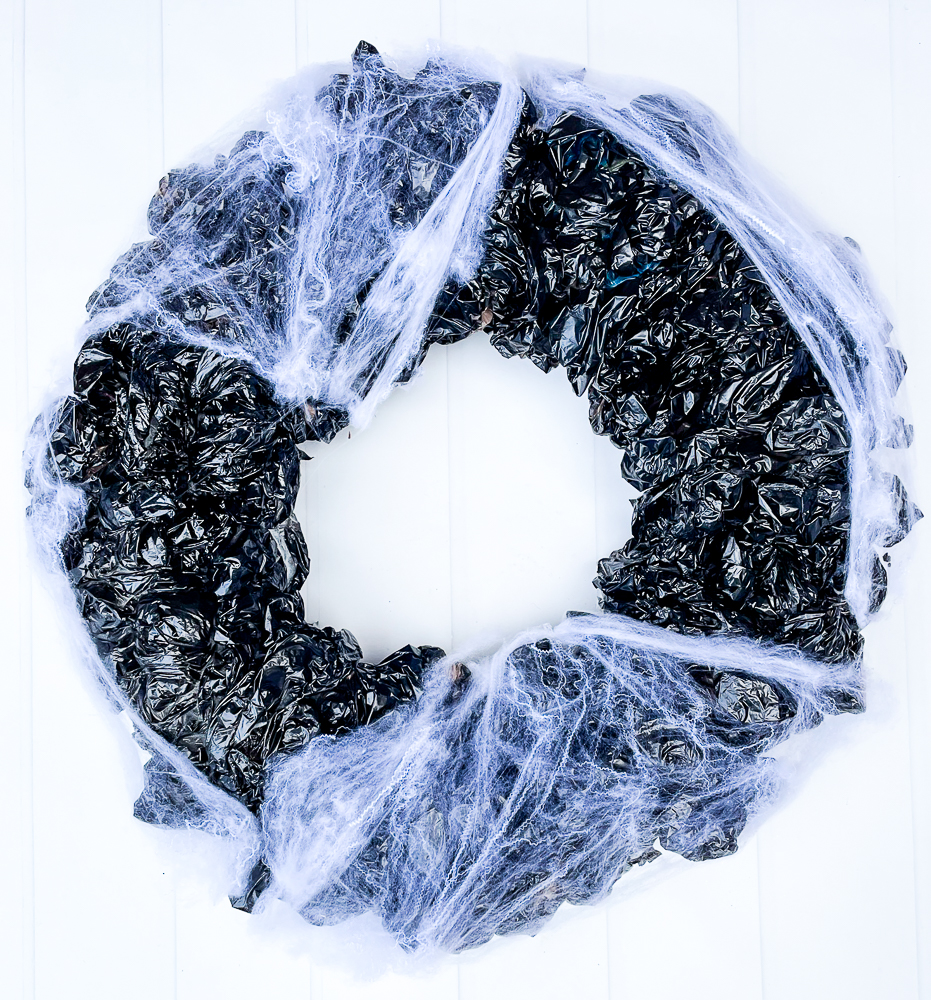 Step-by-step tutorial to make an upcycled plastic bag Halloween wreath