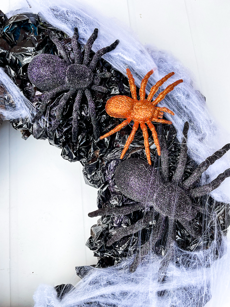 Step-by-step tutorial to make an upcycled plastic bag Halloween wreath