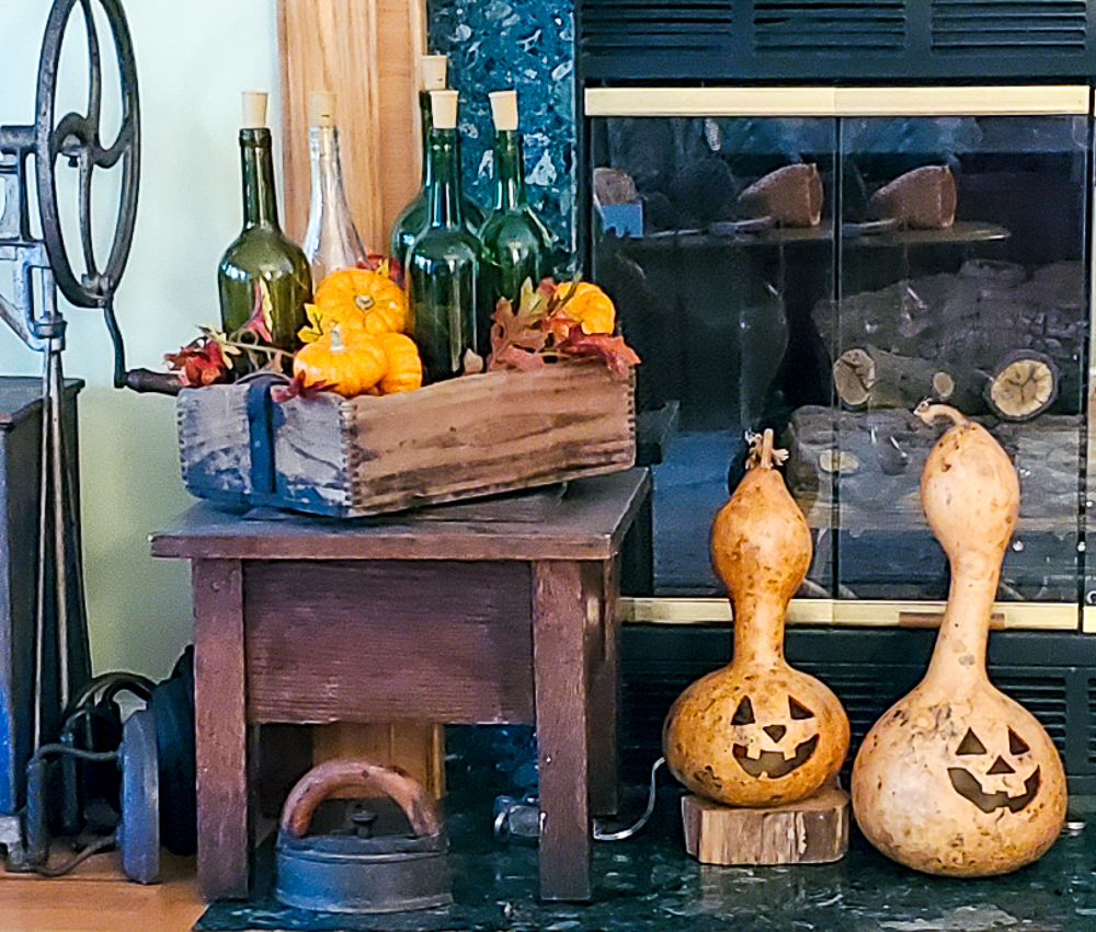 Jack-o-Lantern gourd lamp