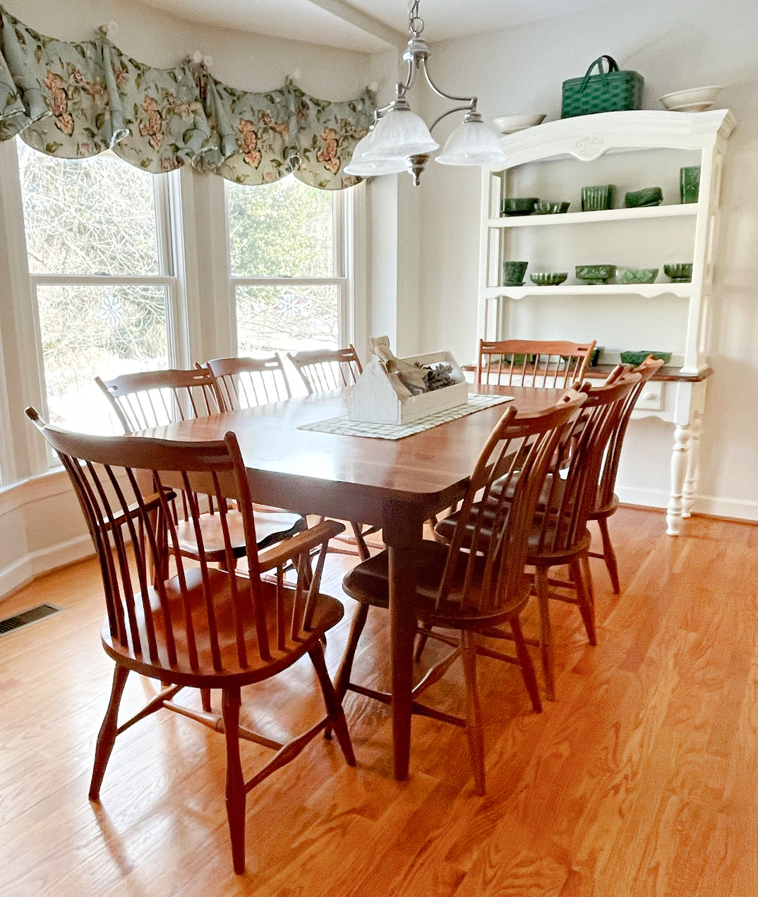 Winter decor in the breakfast room